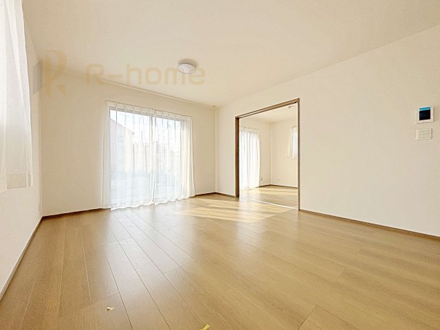 水戸市大塚町　新築戸建て　B号棟の居間・リビング|たっぷりの陽光が注ぎ込む明るいリビング♪隣接の洋室を開放すると更なる大空間に変身♪