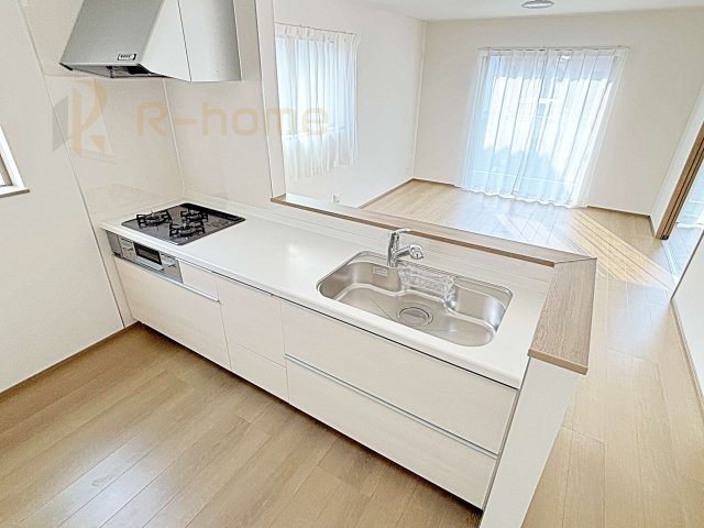 水戸市大塚町　新築戸建て　B号棟のキッチン|料理をしながら家族とコミュニケーションが取れる対面式システムキッチン。