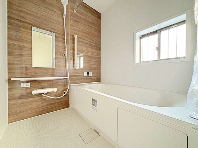 水戸市大塚町　新築戸建て　B号棟の浴室|１坪タイプの大きなお風呂で、小さなお子様とご一緒に入浴いただける広さです！