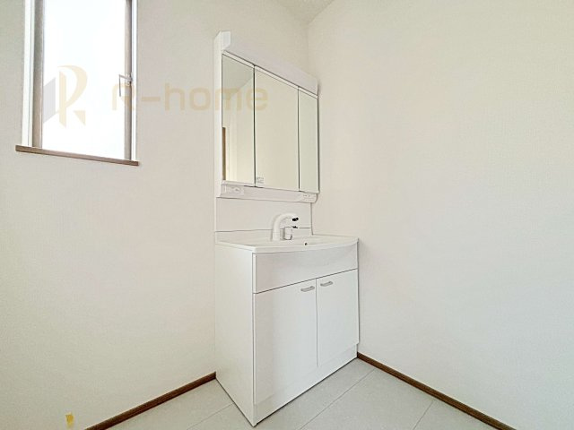 水戸市大塚町　新築戸建て　B号棟の洗面所|清潔感溢れる洗面台は嬉しい三面鏡付き。洗剤や歯ブラシなどもすっきり収納できます♪