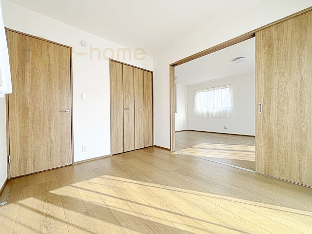 水戸市大塚町　新築戸建て　B号棟の洋室|1階洋室はゲストルーム、キッズスペースとしても利用可能♪
開放してリビングと繋げればゆとりの大空間！