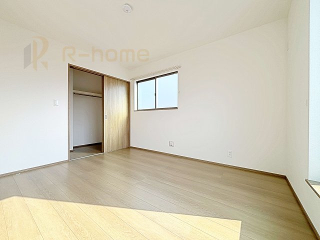 水戸市大塚町　新築戸建て　B号棟の洋室|収納便利なウォークインクローゼット付きの洋室♪
明るく風通しの良いお部屋です♪