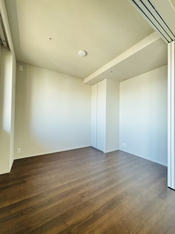 洋室約5.0帖（バルコニー側居室）