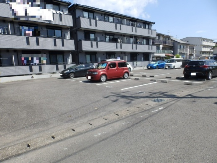 コートドール海老ノ丸 A棟の外観|駐車場