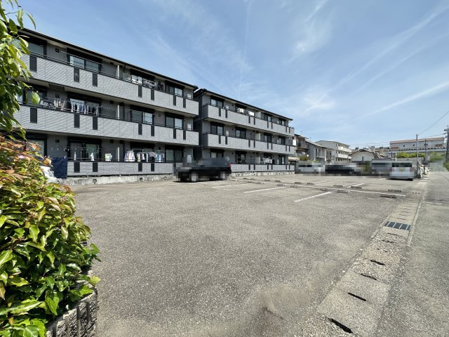 コートドール海老ノ丸 A棟の駐車場