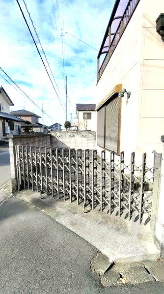 深谷市東方　中古住宅の駐車場