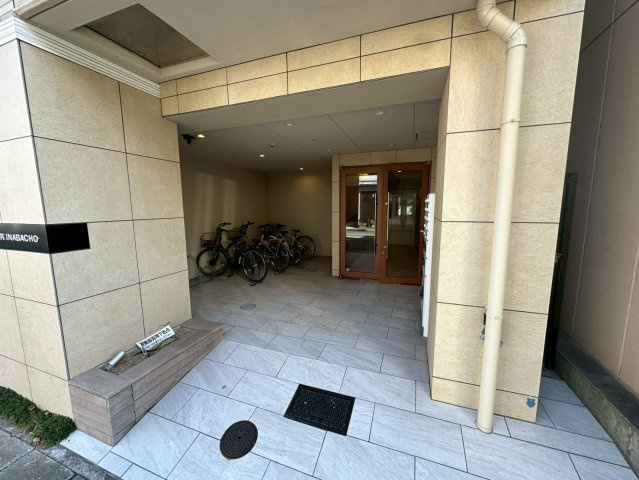 グランメール稲葉町のエントランス