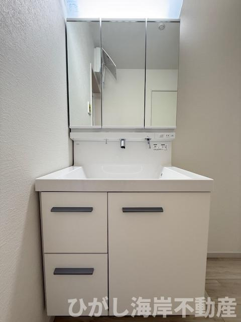 藤沢市大庭　　新築戸建　の独立洗面台|三面鏡化粧台