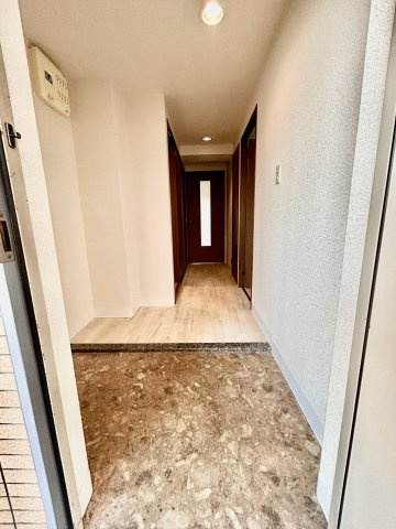 メゾンドール江坂の玄関