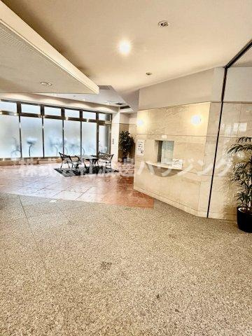 メゾンドール江坂のエントランス