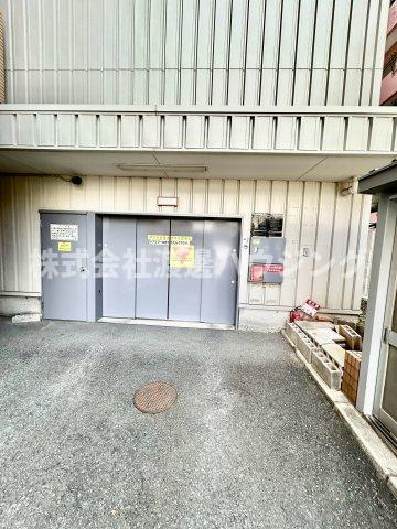 メゾンドール江坂の駐車場