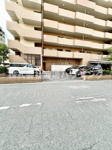 メゾンドール江坂の駐車場