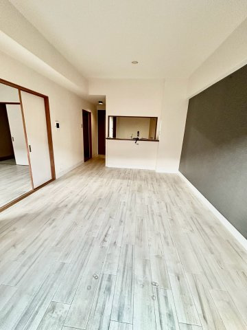 メゾンドール江坂の居間・リビング