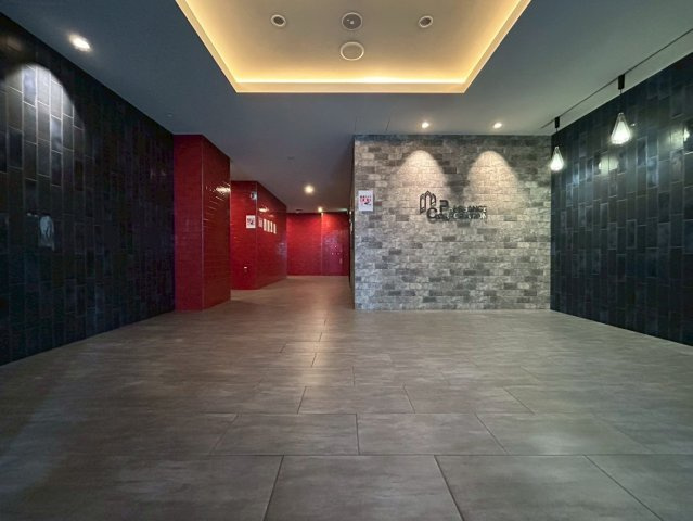 プレサンス谷町九丁目駅前のロビー