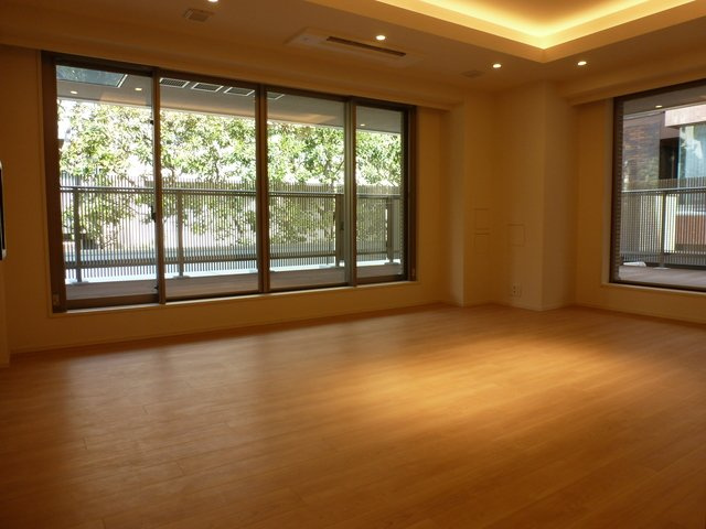 港区六本木５丁目の賃貸マンションの居間・リビング