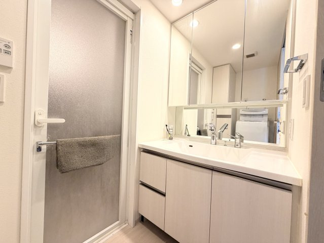 【独立洗面台】 | レーベン広島中広通り　THE RESIDENCE | かなり大きな洗面ボウルと鏡が設置されているので、横並びで身支度できそうです！