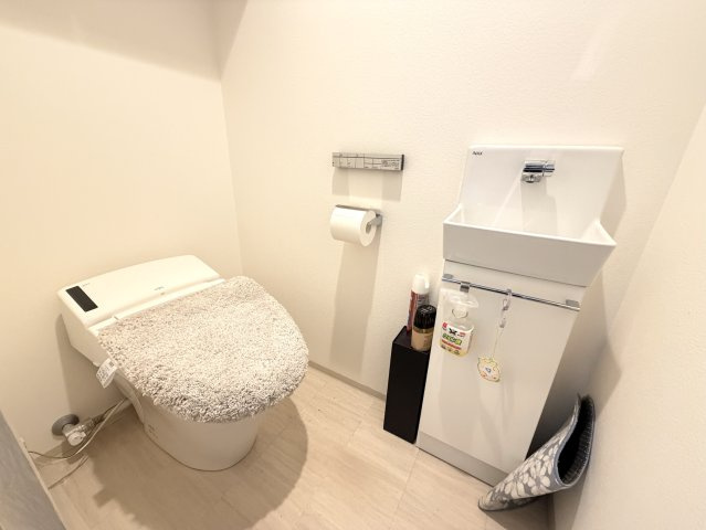 【トイレ】 | レーベン広島中広通り　THE RESIDENCE | タンクレストイレと独立手洗いです。