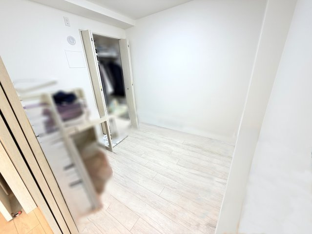 【洋室】 | レーベン広島中広通り　THE RESIDENCE | 約5帖の洋室です。先行配管があるので、通常タイプのエアコンを設置可能です。