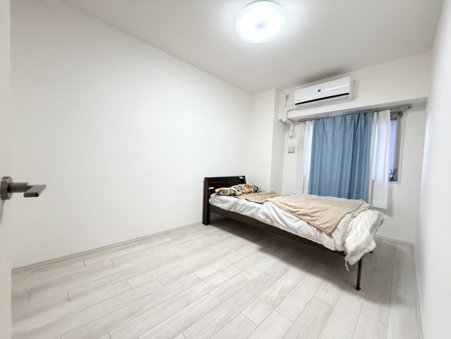 【洋室】 | レーベン広島中広通り　THE RESIDENCE | 約6.5帖の洋室。主寝室としては十分な広さがあり、ウォークインクローゼットもあります。