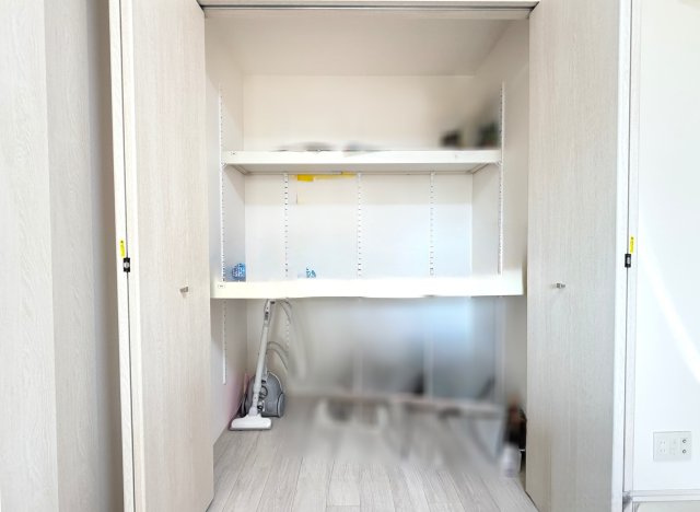 【収納】 | レーベン広島中広通り　THE RESIDENCE | 約4.6帖の洋室にある大型のクローゼット。収納力はたっぷりです！