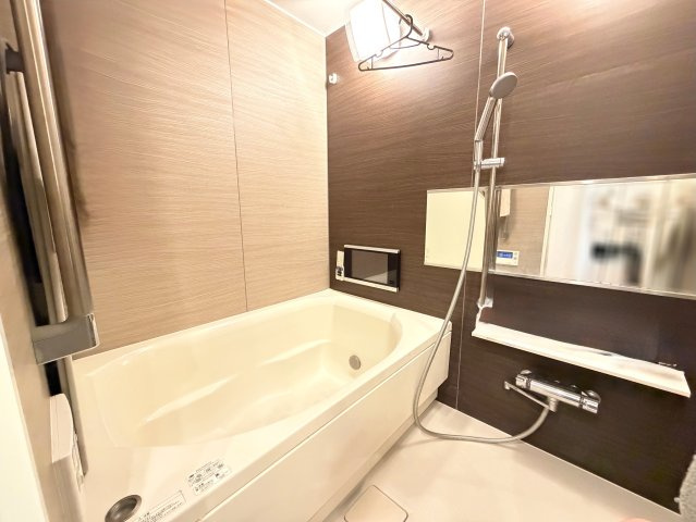 【浴室】 | レーベン広島中広通り　THE RESIDENCE | 光に照らし出されたバスルーム。膨よかな湿度と静かに揺れる眼前の水面。広い浴槽にゆっくりと身を沈め深く瞑想をすれば、また新たな活力が膨らんできます。