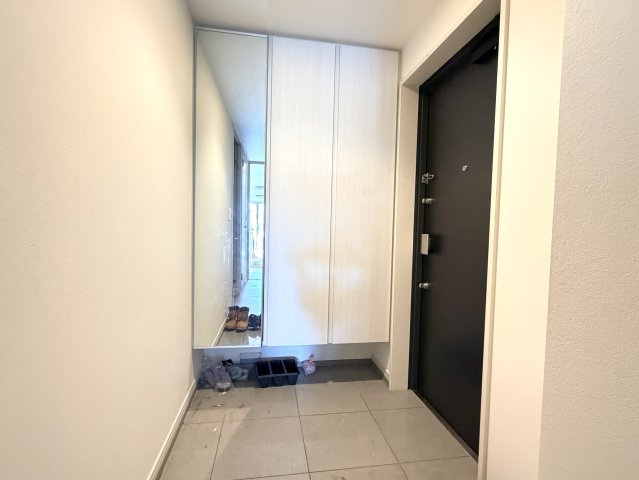 【玄関】 | レーベン広島中広通り　THE RESIDENCE | 広くて明るい玄関ならお客さまからも好印象間違いなし！　天井高まである大型のシューズクローゼットは収納力抜群です！
