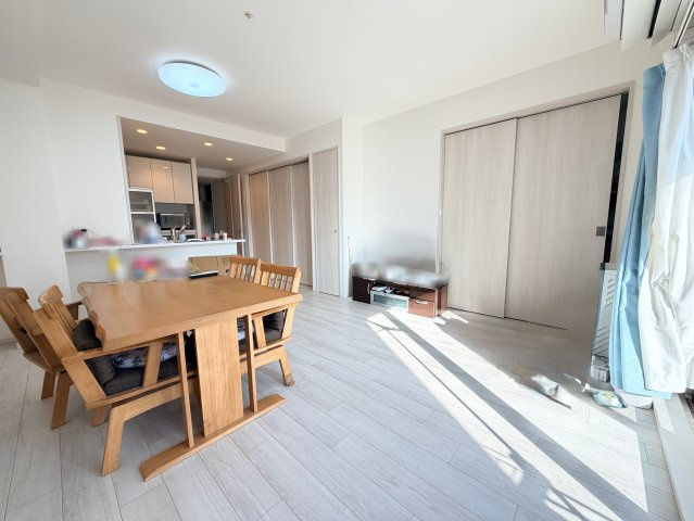 【居間・リビング】 | レーベン広島中広通り　THE RESIDENCE | キッチンからリビングを確認できる間取りで、家族の一体感を感じられますね！