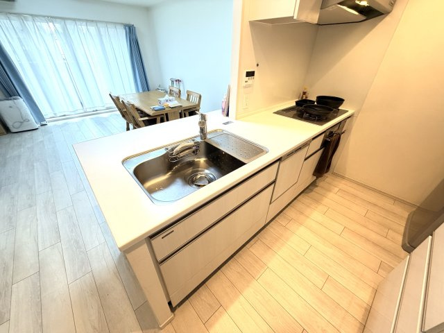 【キッチン】 | レーベン広島中広通り　THE RESIDENCE | 人気の対面システムキッチン。調理スペースがかなり広く、作業効率があがります！またワイドの天板なのでカウンターとしても利用できます。