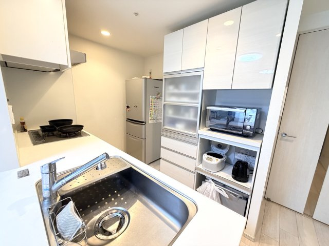 【キッチン】 | レーベン広島中広通り　THE RESIDENCE | 背面が広く、カップボードを置いても十分な広さを確保できます。カップボードはサービスでお付けいたします。