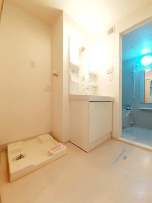 【洗面所】 | ヴィラ・エー | 明るい洗面所です