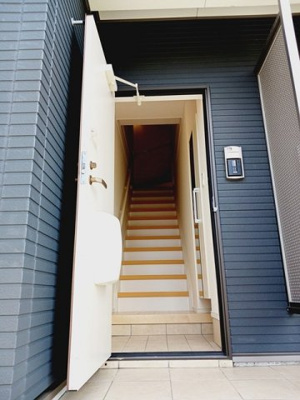 【玄関】 | アラタレジデンスＡ | 明るい玄関です