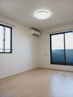 【居間・リビング】 | アラタレジデンスＡ | こちらのリビングで趣味の時間をお楽しみください