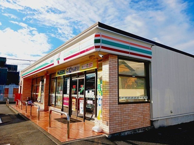 【周辺】 | ラ・クレアⅡ | ファミリーマート　岩松店まで800m