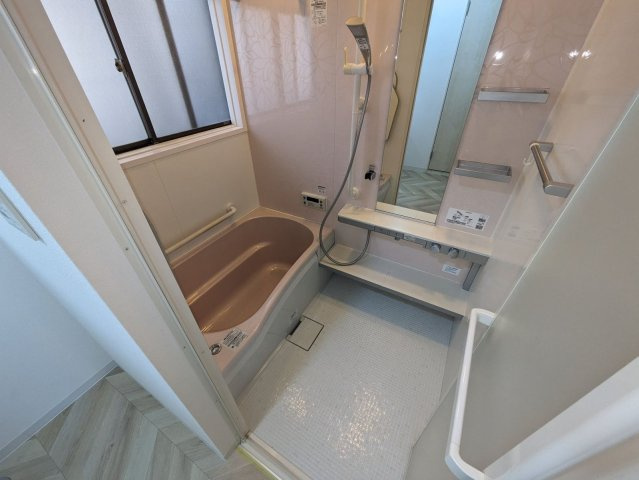 【浴室】 | 春日市下白水南３丁目 戸建て | 戸建てならではのゆったりしたバスルーム。大きな窓があるのでカビしらずで清潔な状態をキープしやすいです