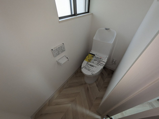 【トイレ】 | 春日市下白水南３丁目 戸建て | いつも綺麗に清潔に！ウォッシュレット付きトイレです。窓も付いてるので空気の入れ替えも楽にできます