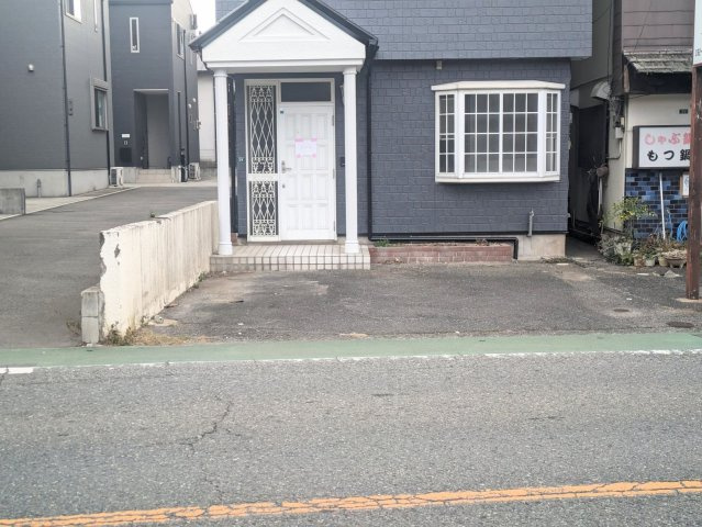 【駐車場】 | 春日市下白水南３丁目 戸建て | 玄関前が駐車スペースになっています。徒歩で行ける生活利便施設も多く住みやすいエリアです