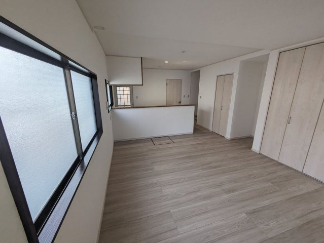 【居間・リビング】 | 春日市下白水南３丁目 戸建て | 2面採光の明るいリビングは広く落ち着く空間になっており、お好きなレイアウトを楽しめます