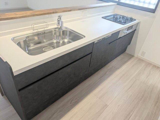 【キッチン】 | 春日市下白水南３丁目 戸建て | お料理をしながら会話を楽しめるカウンターキッチンです。キッチン横に窓があるので手元が明るいです