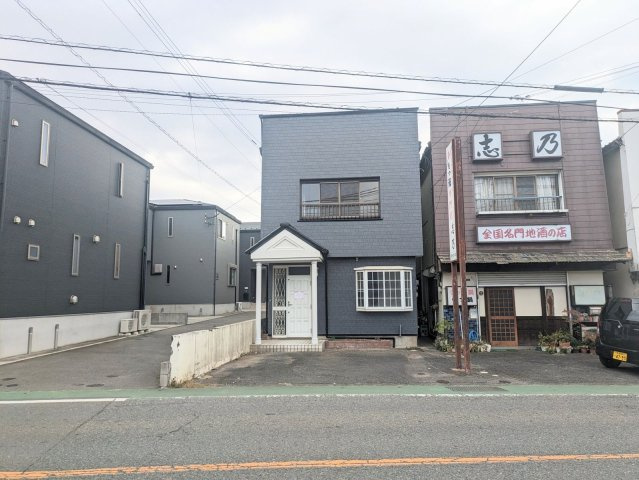 【外観】 | 春日市下白水南３丁目 戸建て | 外壁塗装も完了しています。落ち着きのあるブルーグレーの壁に、かわいらしいエントランスが特徴的です