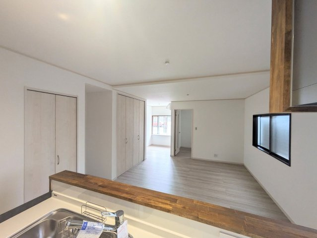 【居間・リビング】 | 春日市下白水南３丁目 戸建て | リビング部分に収納もあり、多用途に使っていただけます