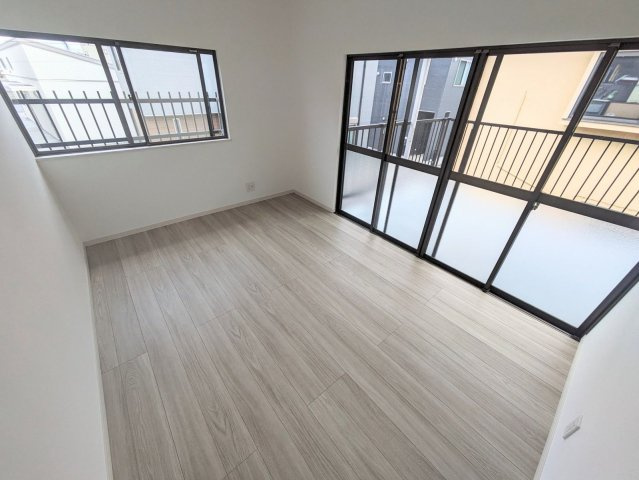 【洋室】 | 春日市下白水南３丁目 戸建て | 2階のバルコニーに面した明るいお部屋で室内の換気や採光ばっちりです