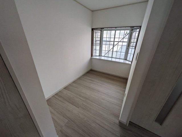 【洋室】 | 春日市下白水南３丁目 戸建て | 出窓は景色が立体的に広く見えるため開放感があり、部屋の空間も広く感じられる効果があります