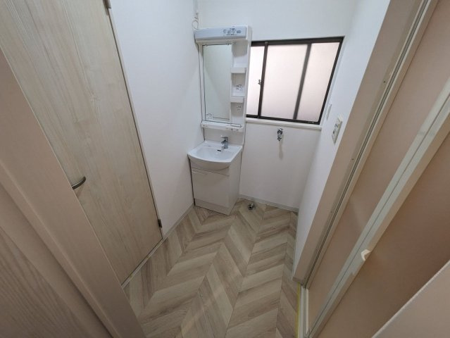 【独立洗面台】 | 春日市下白水南３丁目 戸建て | 洗面所に窓があるので換気もばっちりで湿気をこもらせず、結露やカビの発生を防ぎます