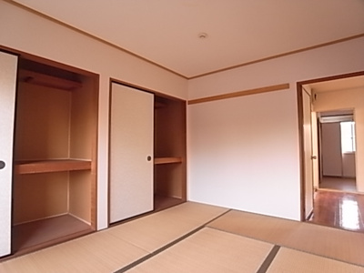 【その他】 | パールハイツ | 壁一面の収納が魅力的です。