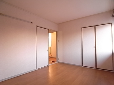 【居間・リビング】 | パールハイツ | オールフローリングのお部屋はお掃除も楽々です。