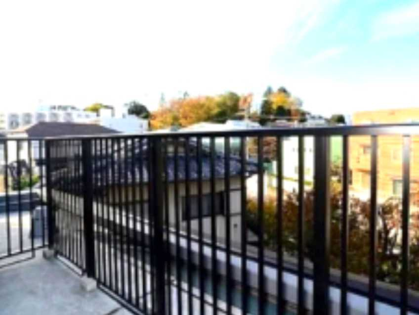 グランドコンシェルジュ三宿アジールコート　ネット無料 ウォークインクローゼット　カードキーのバルコニー