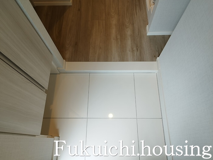 DIPS明大前の玄関