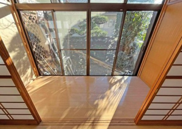 【中古】坂戸市中富町オール電化リフォーム中古住宅の居間・リビング|縁側です