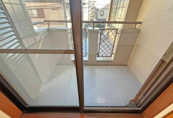 【中古】坂戸市中富町オール電化リフォーム中古住宅のバルコニー|7帖洋室に面したミニバルコニー