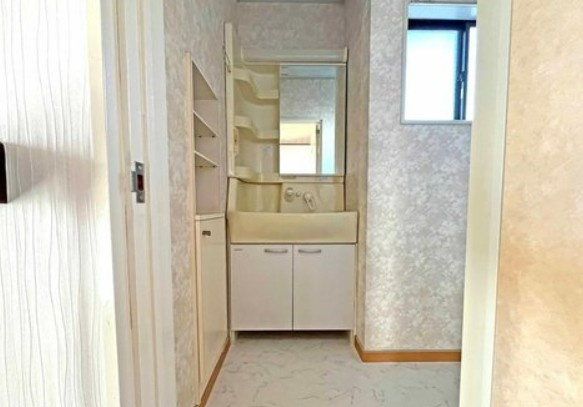 【中古】坂戸市中富町オール電化リフォーム中古住宅の独立洗面台|2Fにも洗面台があります